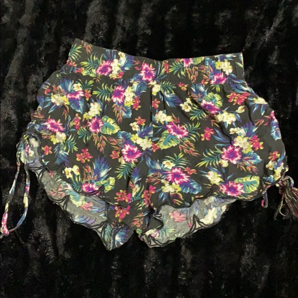 Flower scalloped tie shorts